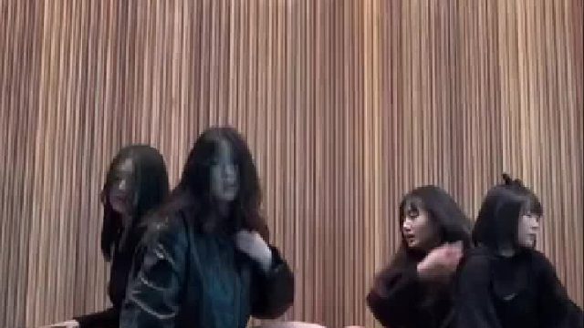 穿的越少，动作越帅