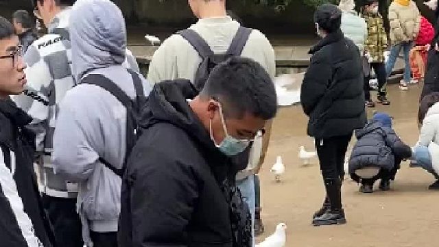 后面小姐姐瞬间脸上没了笑容