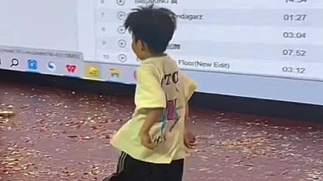 南京幼儿园小朋友参加大学演出，一段街舞嗨翻全场，网友：这是来踢馆的吧？