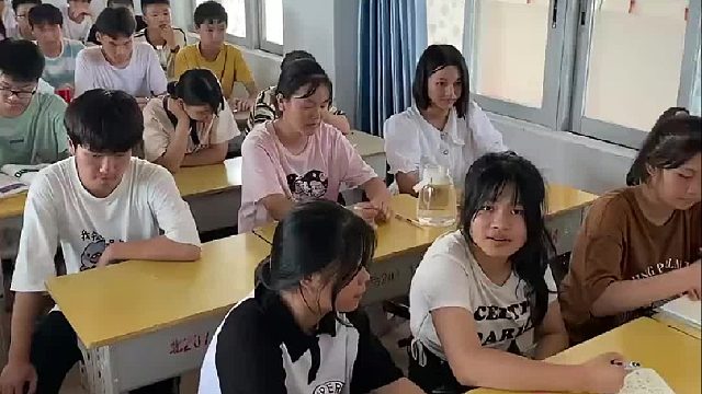 一个个羞涩的，头都不敢抬，看到了十多年前的自己