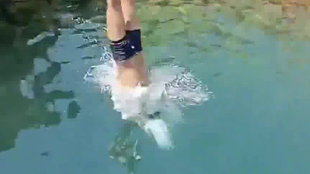 男子跳大机井游泳，一个猛子扎下去，井水绿得让人羡慕。小时候敢跳不是本事，现在跳你还敢吗？