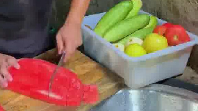 这个农场主 有多“宠猪”，连冰镇雪碧水果捞 都安排上了