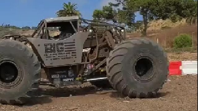 翻滚的全地形大脚车