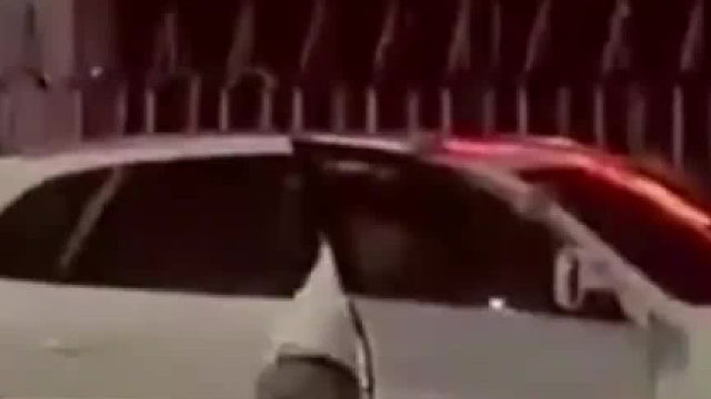 男子下车后满地打滚 崩溃大叫 “我不要 我不要了”