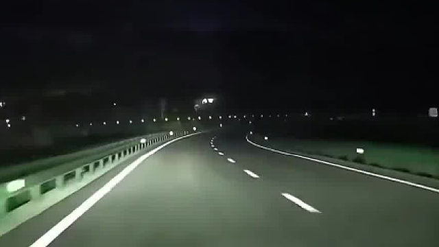 男子半夜在高速上行驶遇诡异“人影”行走， 周边没有出口，吓到全身汗毛竖立！