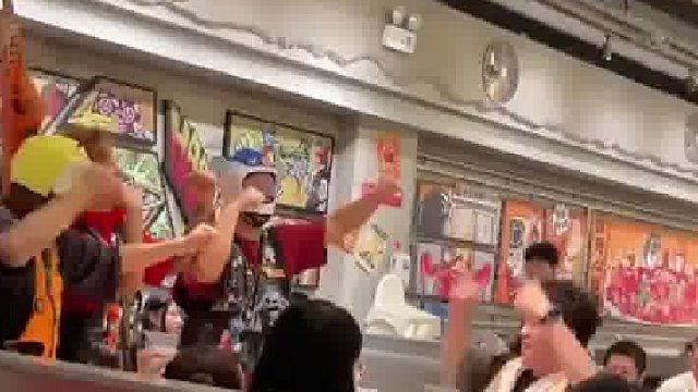 在火锅店过生日太社牛，店员3对1都没赢