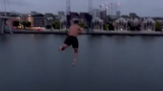 听他落水那刻的声音，看他落水那刻的水花，就知道可能伤得不轻