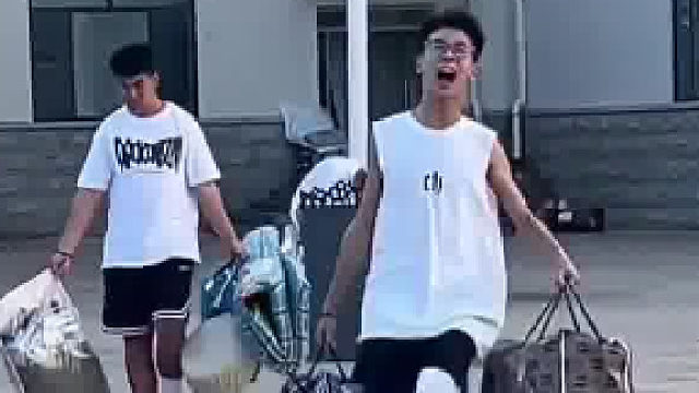 同学拍下学长为新生搬行李 感觉下一秒他就要折了 网友：都这么拼命的吗