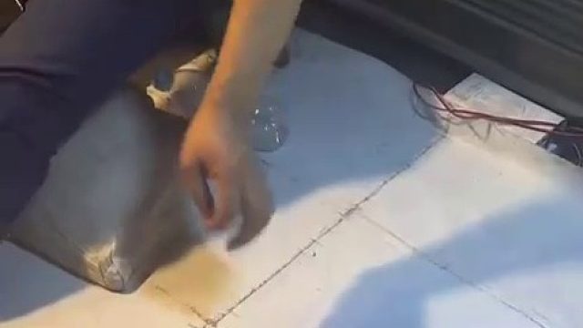 女子在街头睡觉，女子质疑自己是不是口音问题！