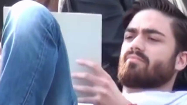 陌生人靠近这女孩感到幸福