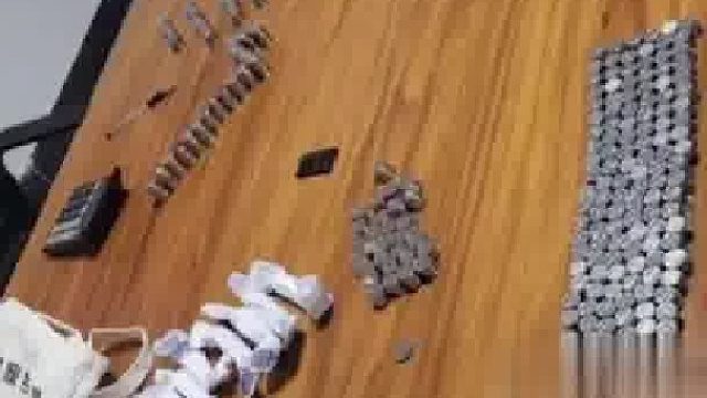 男子拎一桶硬币缴纳物业费，有1元、5角、1角的，物业3人数了3个多小时。