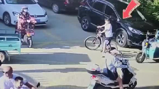 小车突然撞来 男孩扔车自保 接下来的事情更加匪夷所思