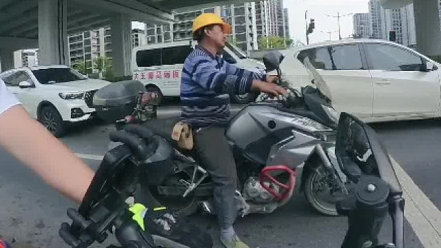 当骑行遇到摩友大叔，本想给大叔表演一下，结果又是被崩的一天…