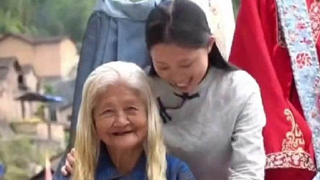 奶奶十几岁就嫁人了，从未拍过婚纱照....