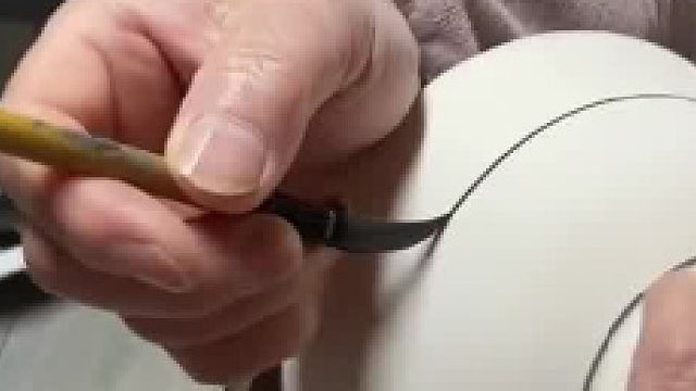 手艺人随手画下青花茶碗