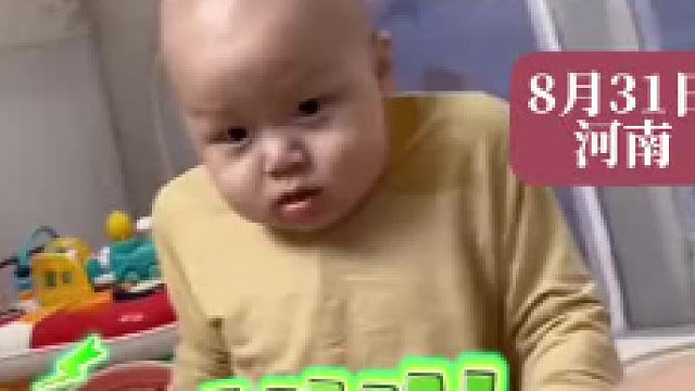 爸爸用海洋球给宝宝垫肩_宝宝一转身妈妈差点笑断气