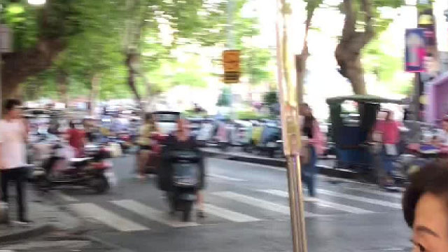 交警劝导又出新招，这不比罚钱有用！