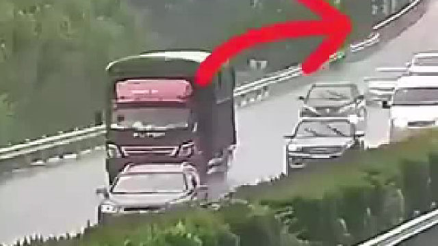 监控拍下小车占用应急车道超车，被大货车直接撞翻。