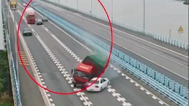 这都敢超车！
