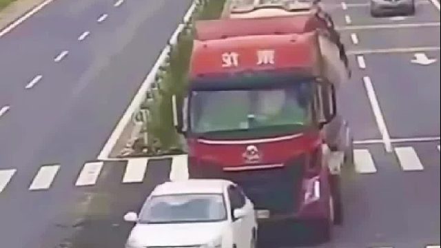 新手变道真可怕，不愧是公路三大妈！