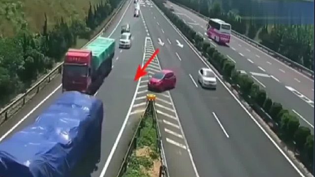 大货车高速走错了入口，还要向后倒车！