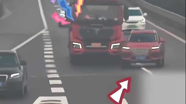 小车临近高速出口实线变道，随后与半挂车惊险碰撞！
