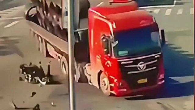 这个摩托车驾驶员太幸运了，一定要远离大货车！