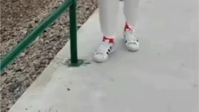 运动神经元病患者已经患病两年的时间了，表现症状为：吞咽困难，口齿不清，走路不稳，夜间失眠，胸闷气短，