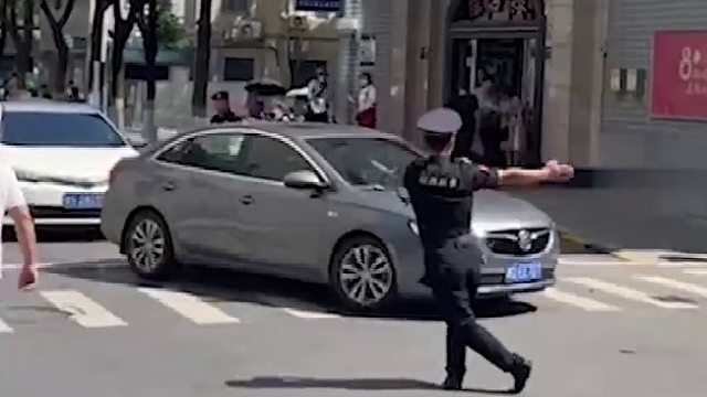 医院保安花式指挥车辆。拍摄者：被他的乐观、积极向上所感染。看病的复杂心情，一下子变得好了起来。