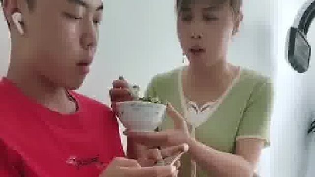 父亲气儿子放假在家沉迷游戏