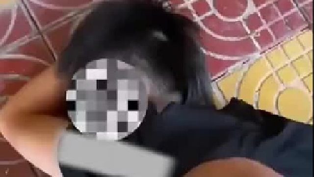 男子讨钱未果脱裤露下体骚扰女性，被路过大哥一把按倒报警