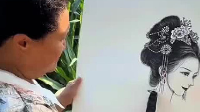 高手在民间！大娘用烧火棍画的古装美女栩栩如生