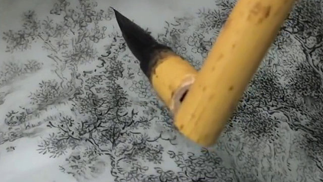 画技高超！女子在瓷器内作画妙笔生花，网友：我钻盆里都画不了这么好