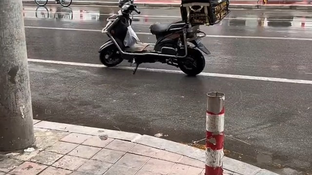 原来车也会原地转圈等主人