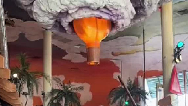 餐厅里的蘑菇云居然出来一瓶大酒瓶