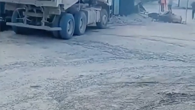 见过翻斗车倒货的   没见过翻斗车倒人