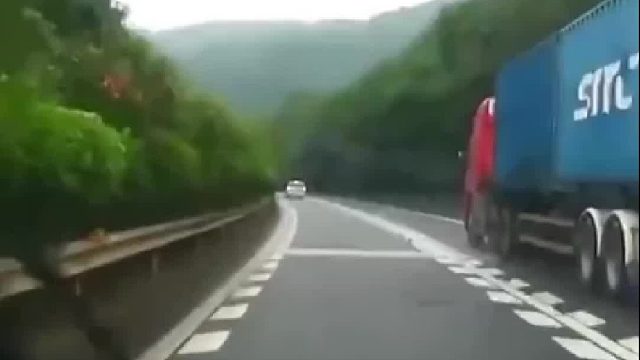 大车发现前方拥堵，紧急刹车车辆失控！