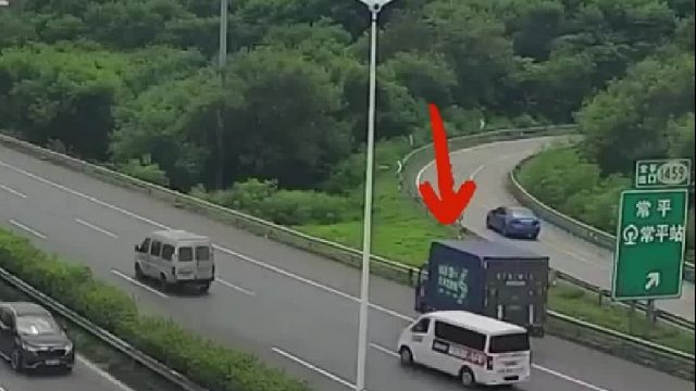 发现错过出口司机竟直接在高速公路上倒车！