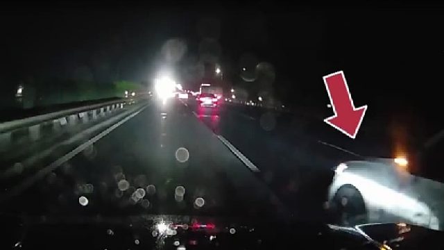 两车轻微刮擦未撤离，下一秒众人惊吓到跳起！