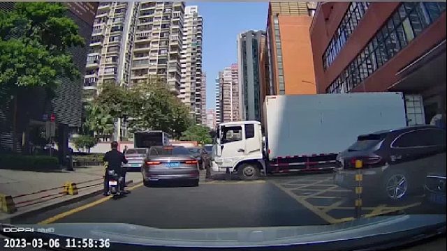 双方车辆名不让，这时还来了一个电动车！