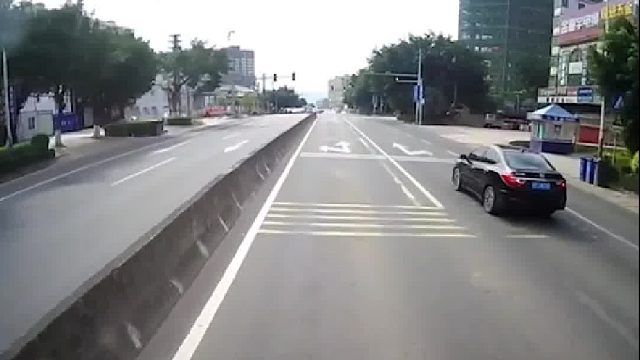 不能左转还左转！