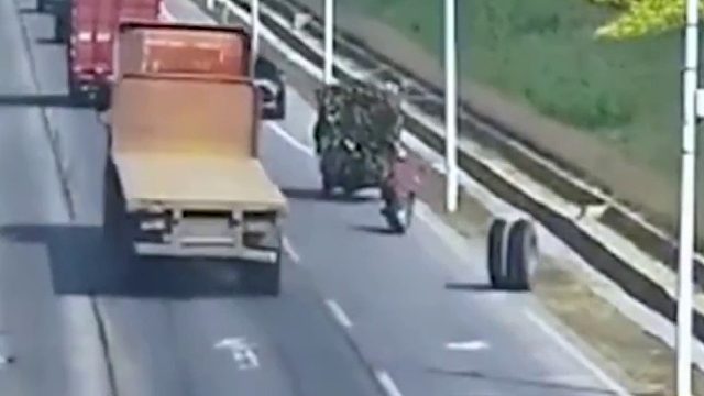 还好戴了头盔不然这一下！