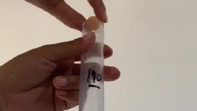 通过实验看到，小瓶可乐装的少，气少，可乐多