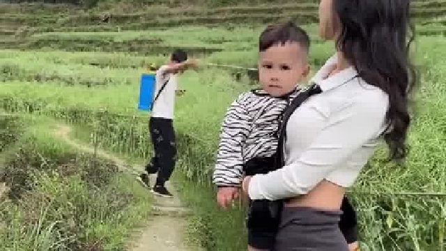 男子回村里帮奶奶干农活，没想到被神操作惊呆了。