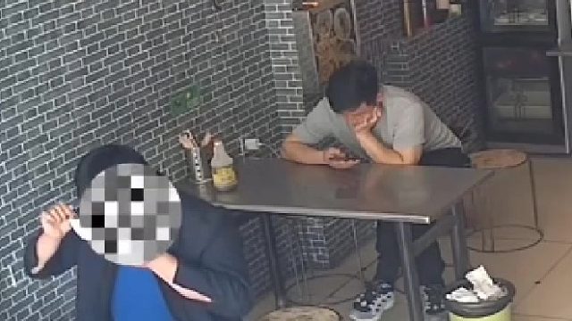 男子身上没钱，老板免费为他做了一份饭，男子吃完后起身一跪，老板：对方一定遇到了困难
