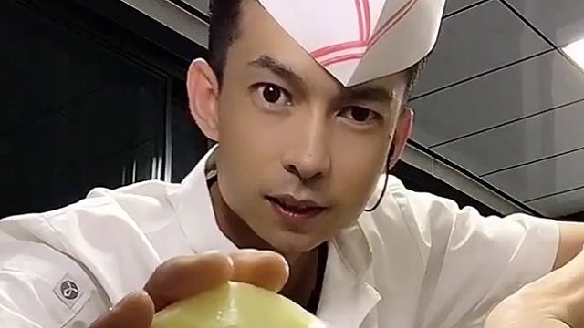 小伙子这刀功不错，能把土豆丝切成这样……