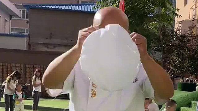 30年老厨师辞去酒店工作选择到幼儿园给萌娃做饭：喜欢给宝贝们做美食。