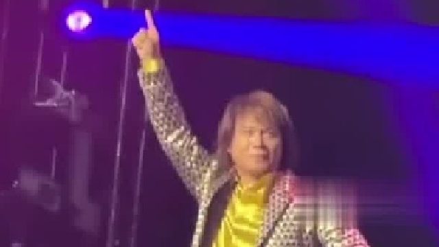 麦克风不拿了，吉他也不拿了！伍佰上海演唱会开唱，手一挥就开始溜达