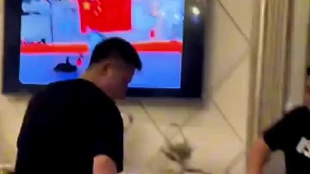 男子电视上学了两招，就敢在嫂子面前造次？