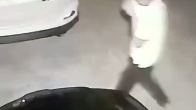 男子深夜偷 “人字拖”，监控记录全过程 偷完迅速离开。网友：细思极恐